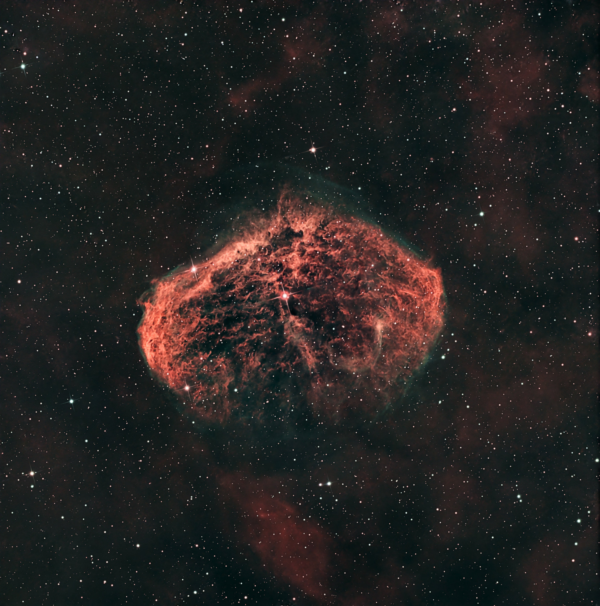 Der Mondsichelnebel NGC 6888 ist ein Emissionsnebel im Sternbild Schwan, der von dem Wolf-Rayet-Stern WR 134 in der Mitte des Nebels zum Leuchten angeregt wird.